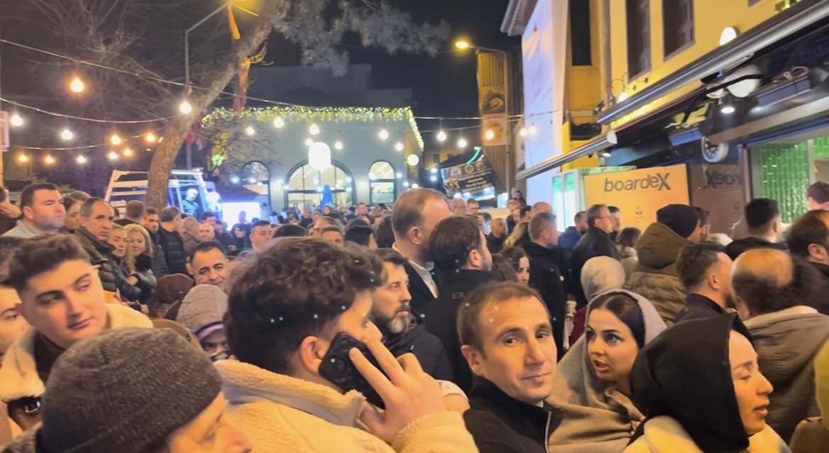 Tarihi Abdal Meydanı&rsquo;nda binler sahur sofrasında buluştu: Varank&rsquo;tan birlik mesajı
