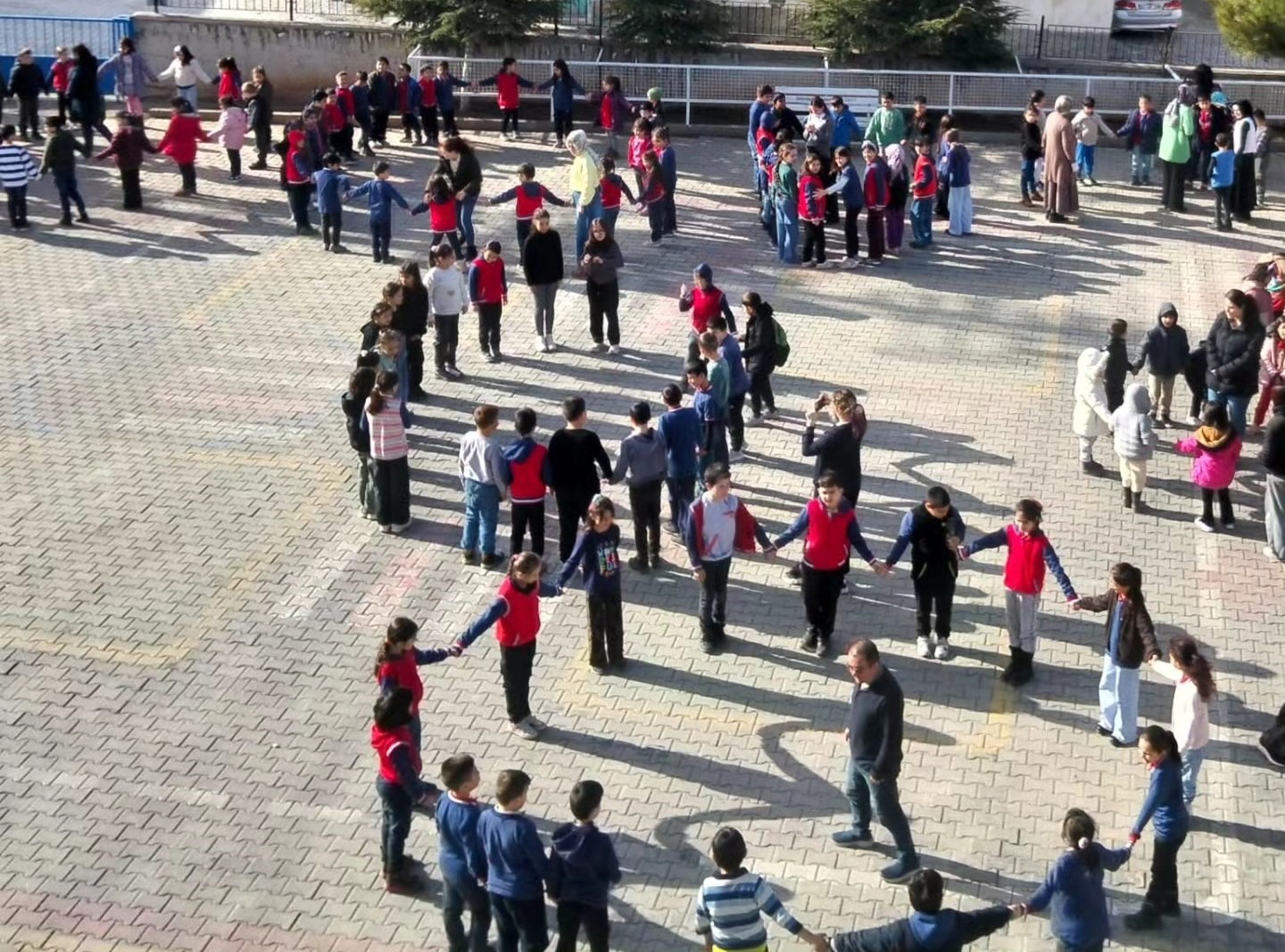 Altıntaş&rsquo;ta Zafer İlkokulunda deprem tatbikatı
