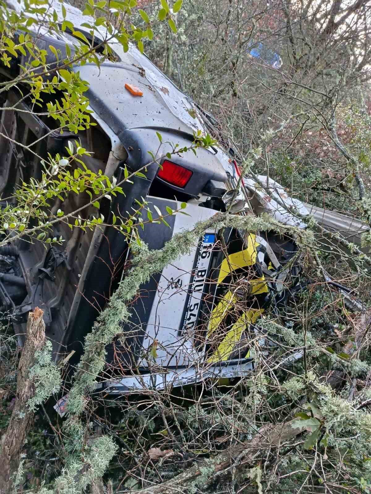 Servis aracı u&ccedil;uruma yuvarlandı: 1 yaralı
