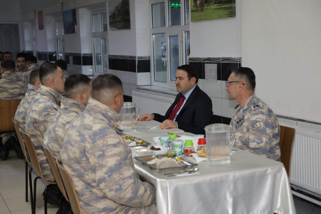 Vali Işın, orucunu Mehmet&ccedil;iklerle a&ccedil;tı
