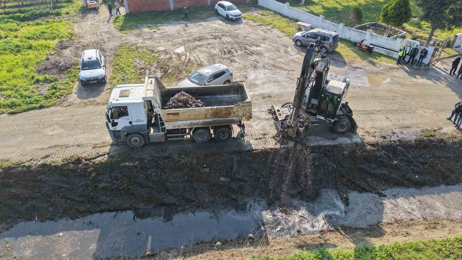 Saruhanlı&rsquo;da dere temizliğiyle koku ve sinek sorunu bitecek
