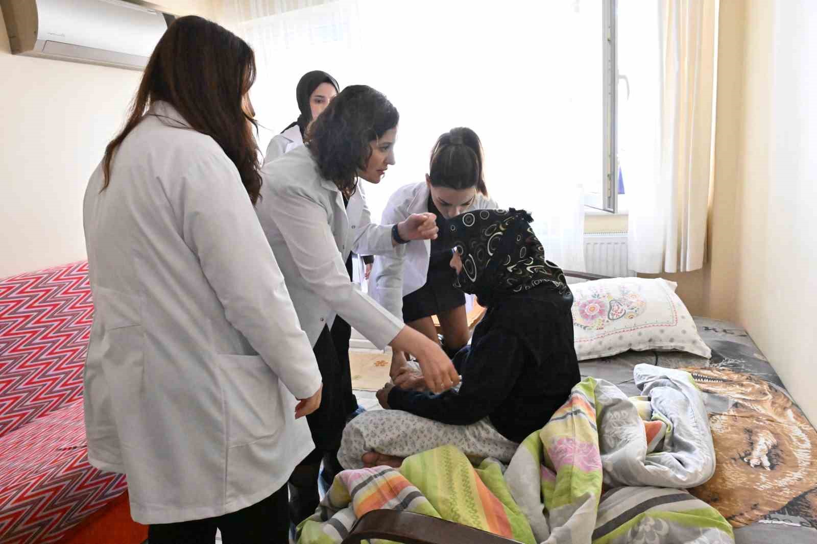 Manisa&rsquo;da 65 yaş &uuml;st&uuml;ne sağlıktan kişisel bakıma kapsamlı destek
