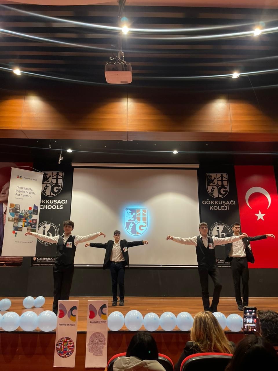 IB &ouml;ğrencileri "D&uuml;nya Anadili G&uuml;n&uuml;"nde k&uuml;lt&uuml;rel bir mozaik oluşturdu
