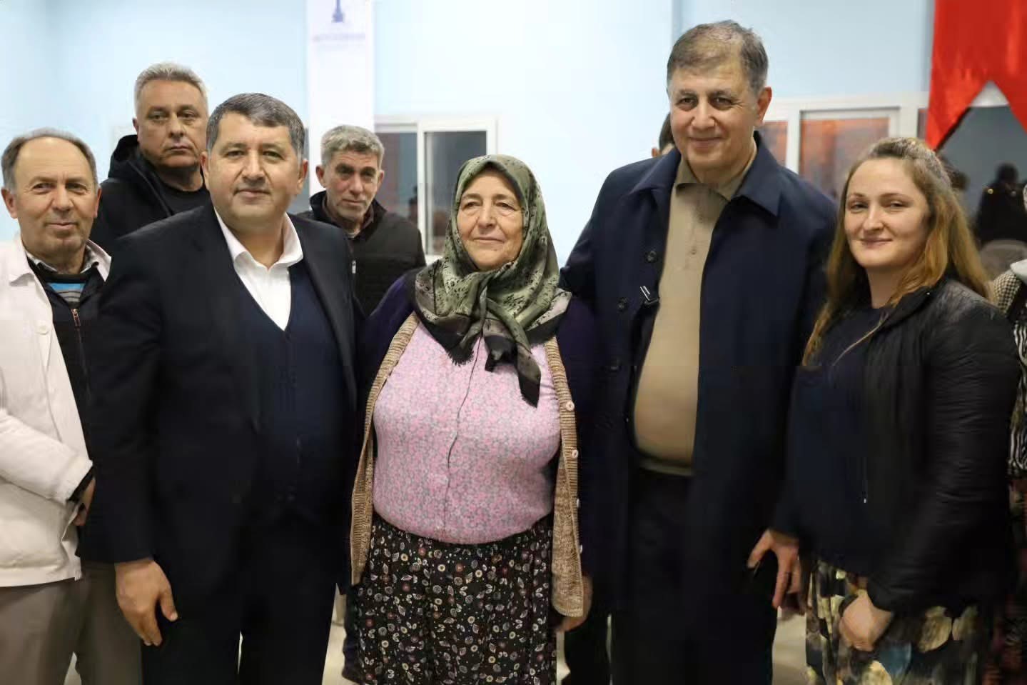 Başkan Tugay, sahur sofrasına konuk oldu
