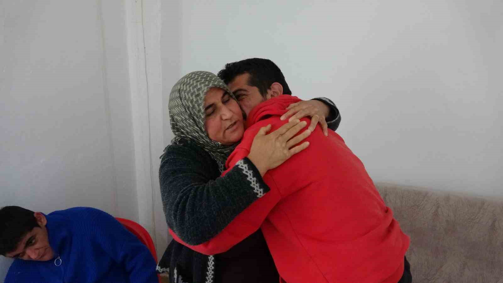 Engelli &ccedil;ocuklarına hem anne hem baba oldu
