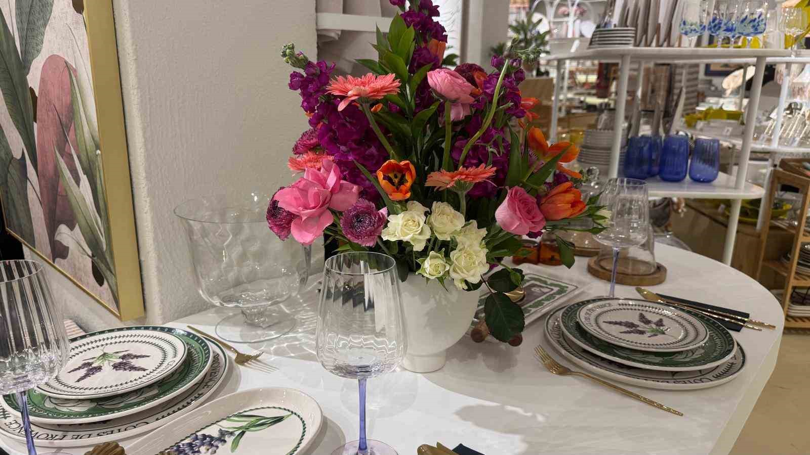 &Ccedil;i&ccedil;ekler kadınların elinde sanat eserine d&ouml;n&uuml;şt&uuml;
