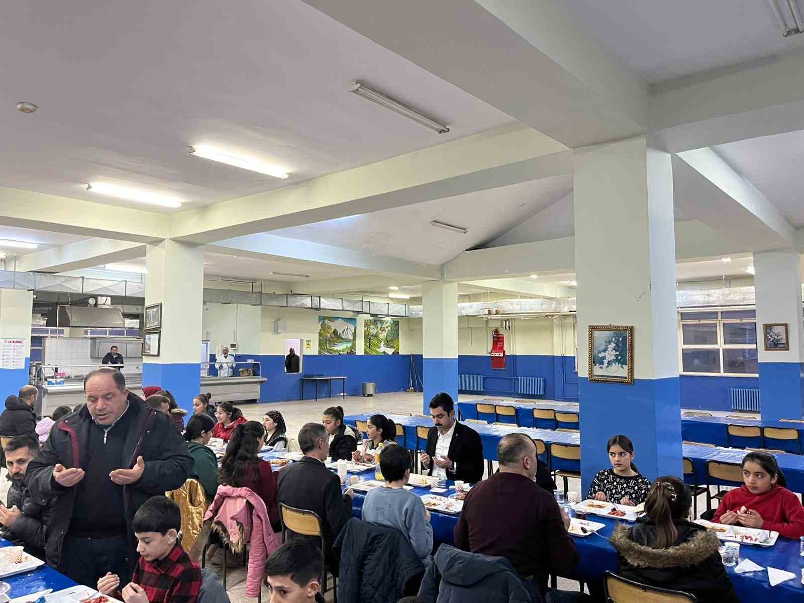 Susuz Kaymakamı Tutal, &ouml;ğrencilerle iftarda buluştu
