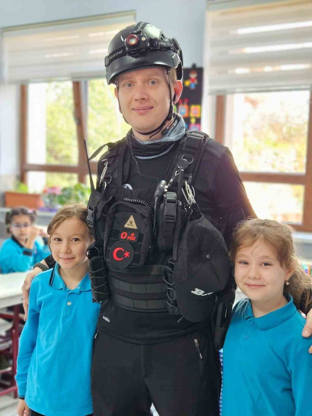 Arama kurtarma k&ouml;peği Tipo, &ouml;ğrencilerin g&ouml;zdesi oldu
