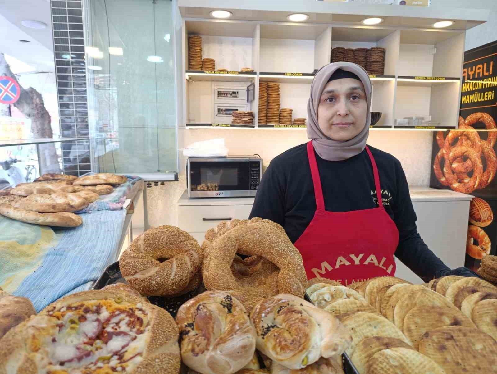 4 &ccedil;ocuk annesini g&ouml;ren şaşırıyor: Elinde k&uuml;reği lahmacun ustalığı yapıyor
