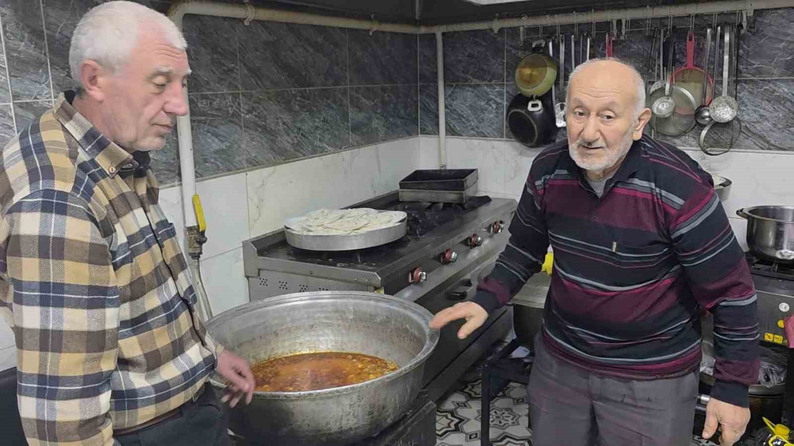 K&uuml;tahya&rsquo;da 45 yıllık "Askıda iftar" geleneği
