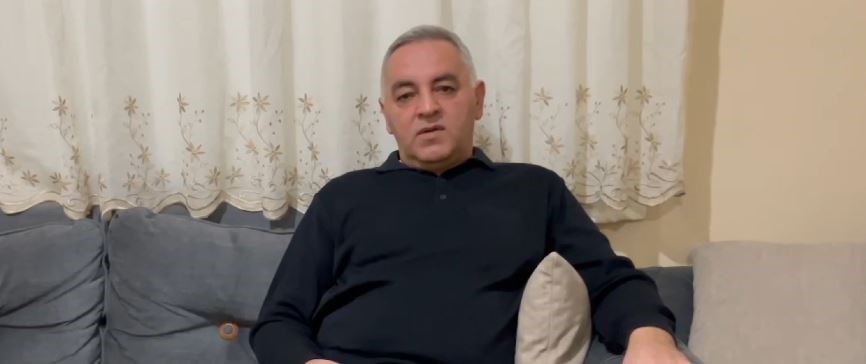 K&ouml;ye inen tilkiler birbirine girdi, o anlar kameraya yansıdı
