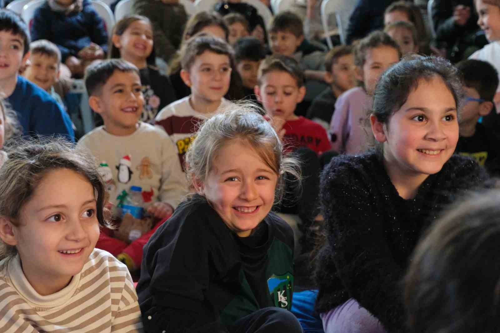 &Ccedil;ocuklar geleneksel g&ouml;lge g&ouml;sterisi ile eğlenceli anlar yaşadı
