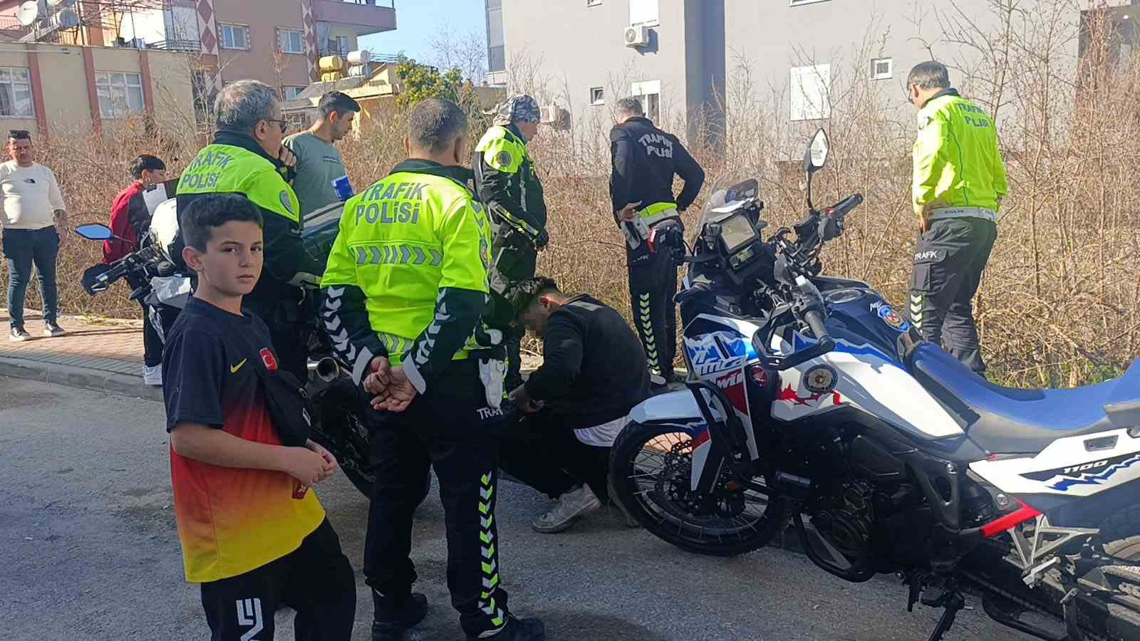 Polisi g&ouml;r&uuml;nce motosikleti bah&ccedil;eye atan s&uuml;r&uuml;c&uuml; ceza yemekten kurtulamadı
