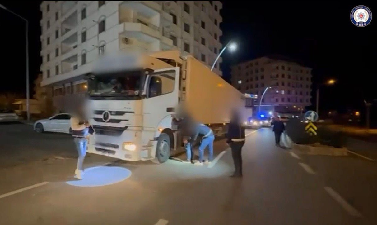 İran&rsquo;dan gelen 25 g&ouml;&ccedil;men tır dorsesinde yakalandı, s&uuml;r&uuml;c&uuml; tutuklandı
