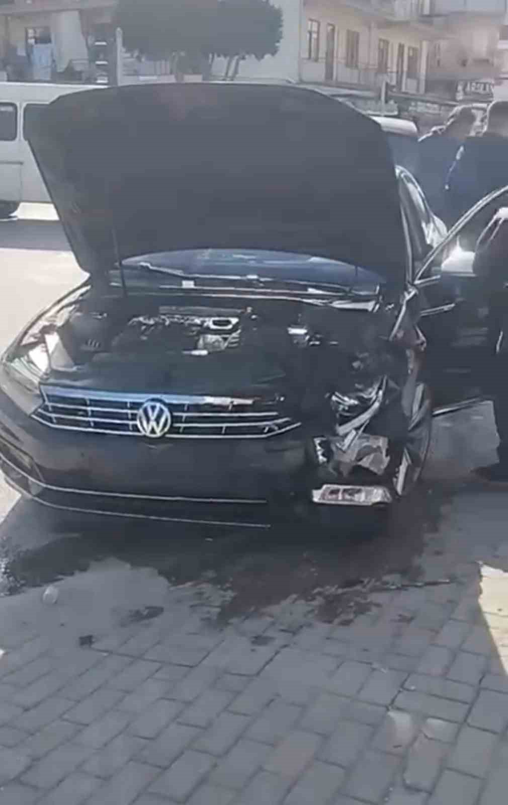 Manavgat&rsquo;ta iki otomobil kavşakta &ccedil;arpıştı
