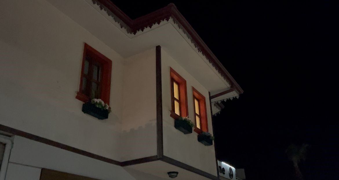 Bu mahallede davul &ccedil;alanın başı belaya giriyor...Pilava pilava diye zillere basıyorlar
