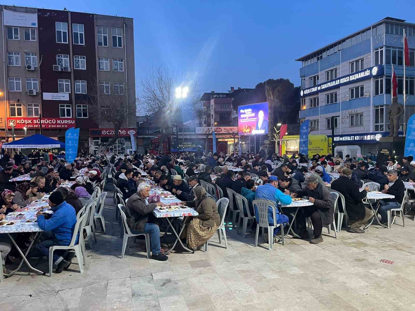 Binlerce Aydınlı B&uuml;y&uuml;kşehir&rsquo;in iftar sofrasında bir araya geldi
