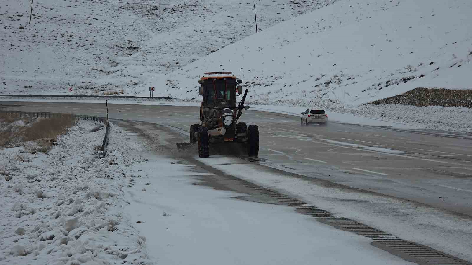 Van&rsquo;da Mart s&uuml;rprizi: Bahar beklerken kar kapıya dayandı
