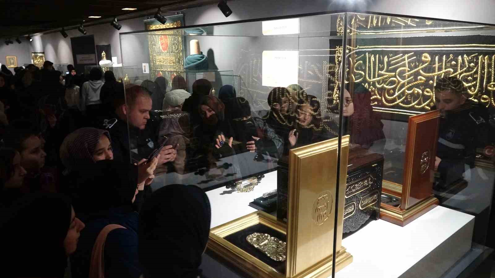 Gaziantep&rsquo;te &rsquo;Mukaddes Emanetler Sergisi&rsquo;ne yoğun ilgi: Uzun kuyruklar oluştu
