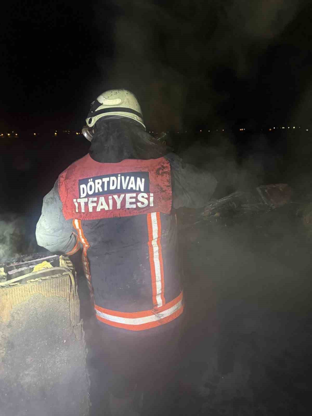 Bolu&rsquo;da bacadan &ccedil;ıkan yangın 2 katlı evin &ccedil;atısını sardı
