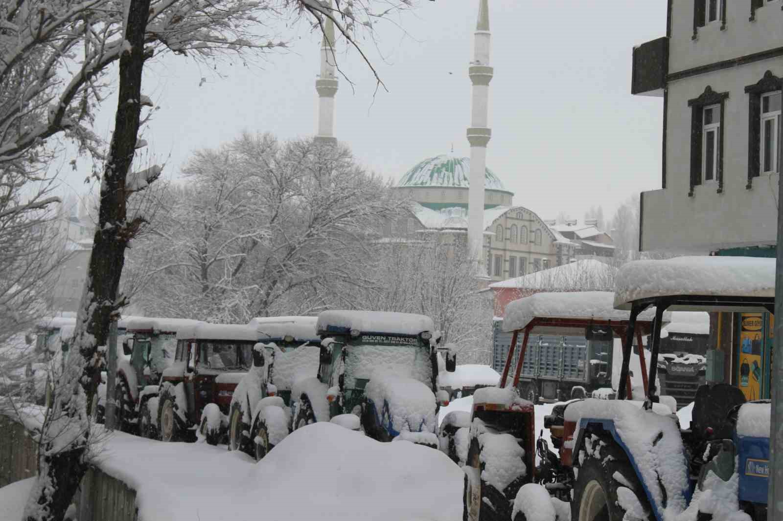 Malazgirt&rsquo;te bahar beklenirken kar yağdı, ara&ccedil;lar kara g&ouml;m&uuml;ld&uuml;
