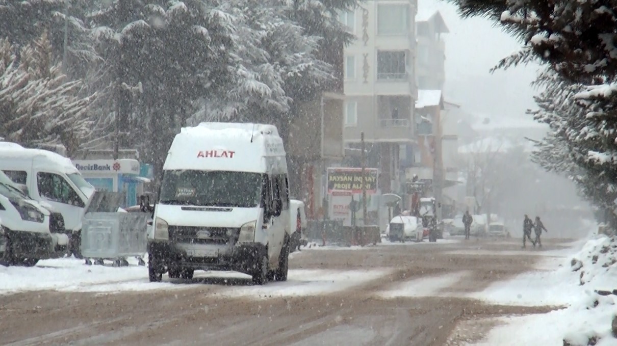 Ahlat&rsquo;ta mart karı s&uuml;rprizi: 11 k&ouml;y yolu ulaşıma kapandı
