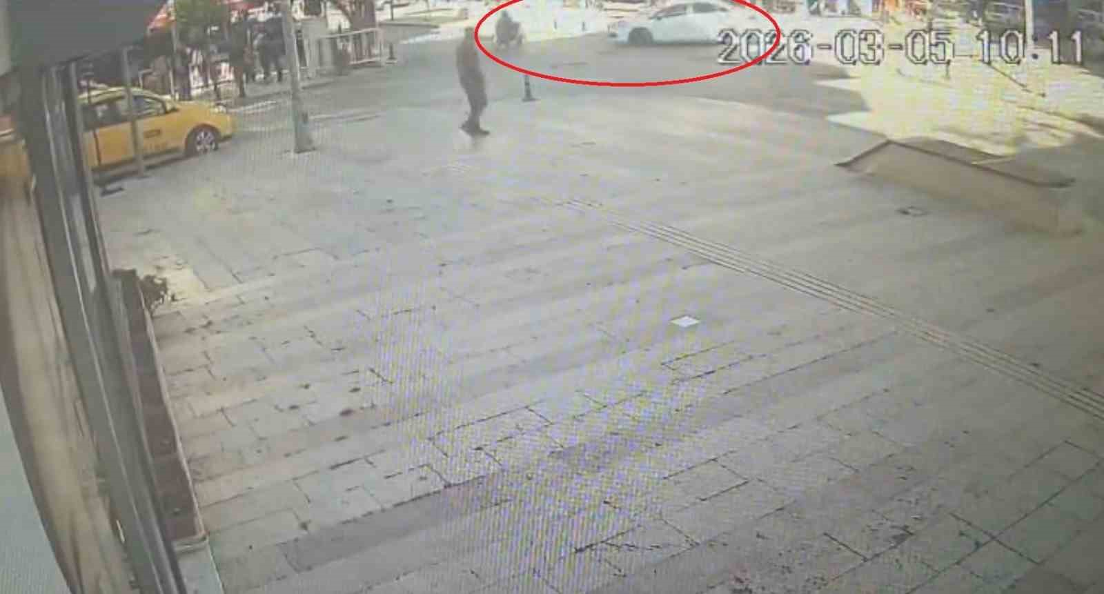 Antalya&rsquo;da yaya ge&ccedil;idinde engelli aracına otomobilin &ccedil;arpma anı kamerada
