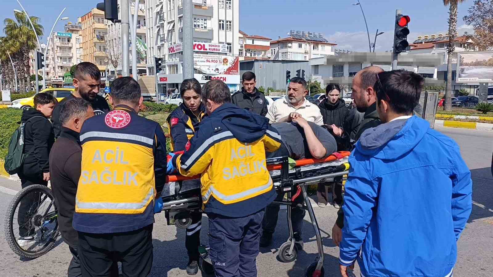 Kavşaktan d&ouml;nmeye &ccedil;alışırken motosikleti devirdi: 1 yaralı
