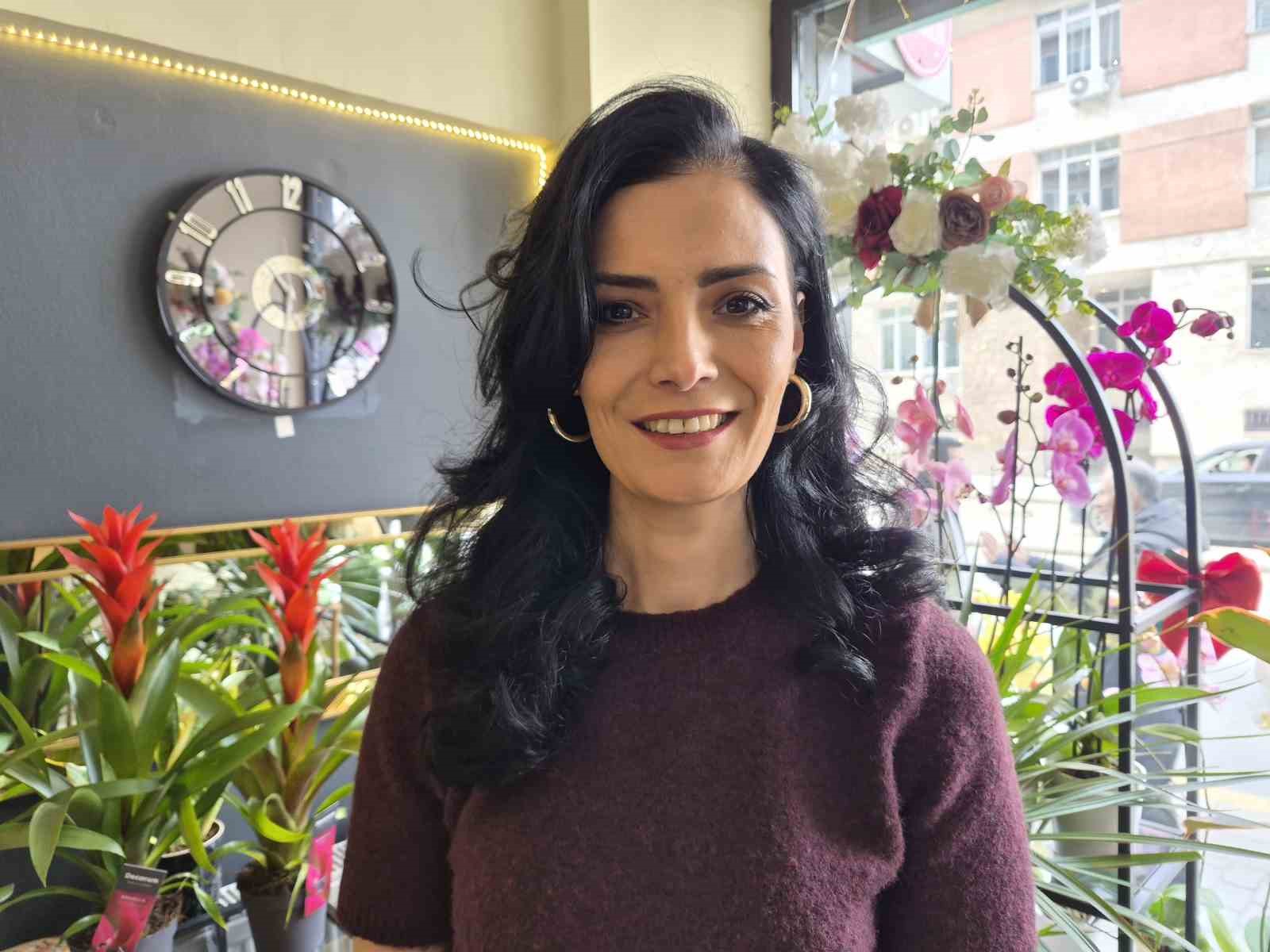 Eskişehirli &ccedil;i&ccedil;ek&ccedil;ide 8 Mart mesaisi: "Not yazma telaşı &ccedil;i&ccedil;ek se&ccedil;iminden zor"
