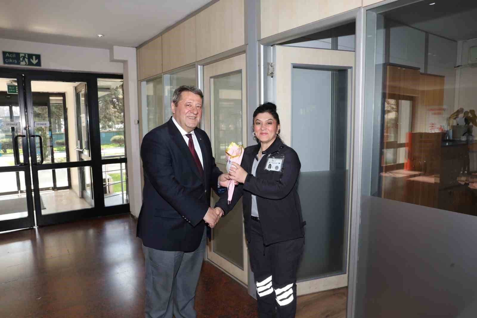 B&uuml;y&uuml;kşehir&rsquo;den kadın &ccedil;alışanlara &ccedil;i&ccedil;ek jesti
