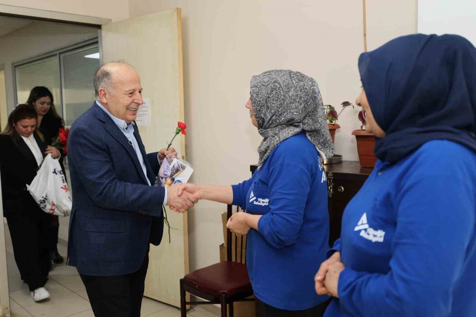 Başkan Demir&ccedil;alı&rsquo;dan kadın personele karanfil

