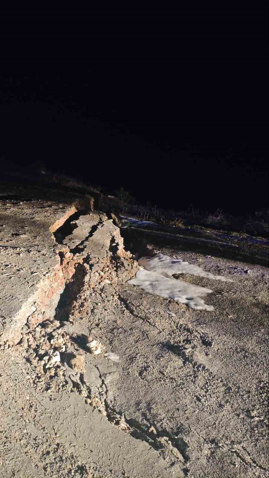 Bilecik&rsquo;te yağış nedeniyle k&ouml;y yolu &ccedil;&ouml;kt&uuml;
