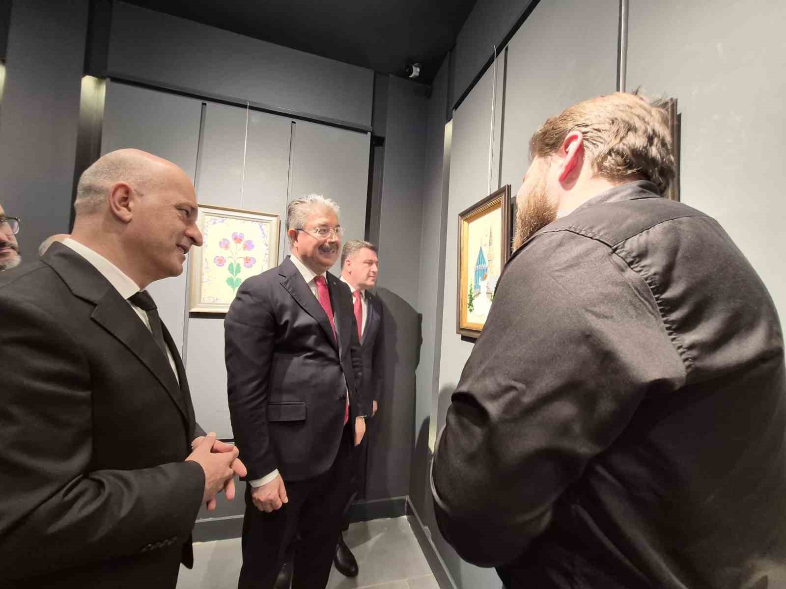 Sanat&ccedil;ı Taha Yoldaş, cam ve hat sanatını birleştirdi
