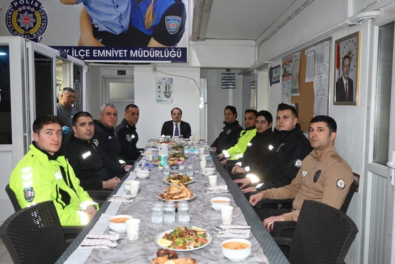 Kaymakam T&uuml;rker iftarda emniyet mensuplarıyla bir araya geldi
