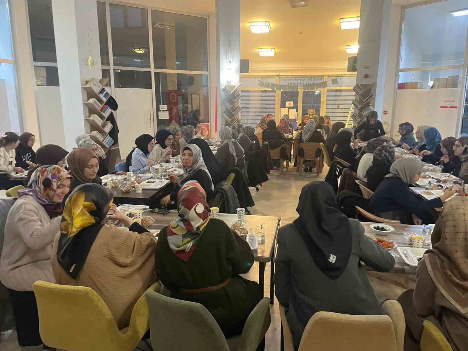 Müftülük personelleri üniversite öğrencileriyle iftarda buluştu