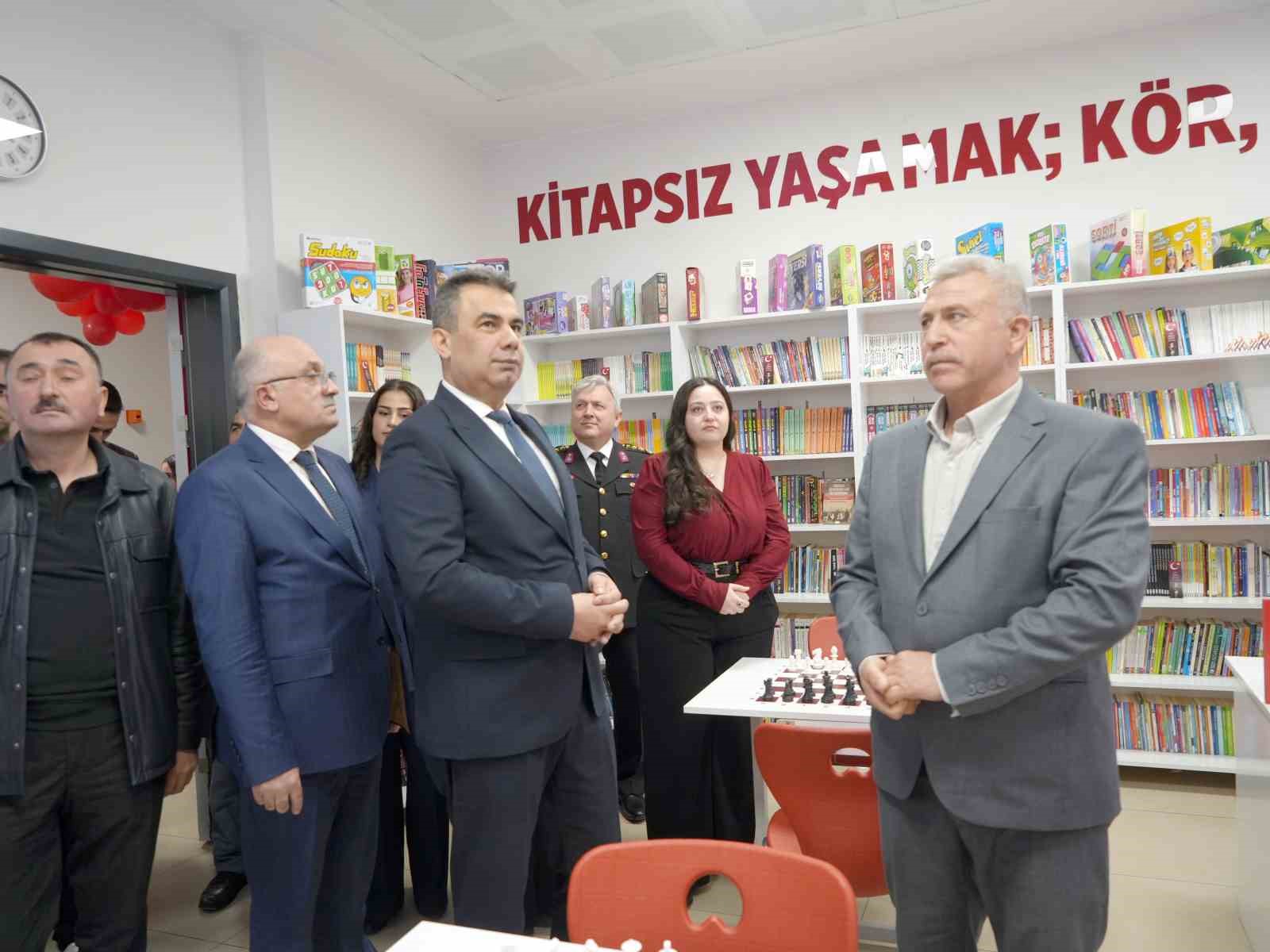 Şehidin adı k&ouml;y okulundaki k&uuml;t&uuml;phaneye verildi, ailesi g&ouml;zyaşlarına hakim olamadı
