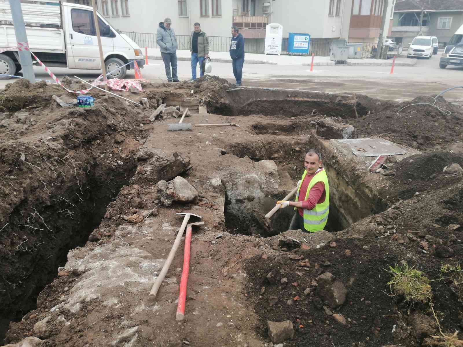 Kavşak ortasında kalan tarihi mezar i&ccedil;in ihya &ccedil;alışması başlatıldı
