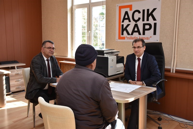 Kaymakam G&uuml;ldoğan, &lsquo;A&ccedil;ık Kapı&rsquo;da vatandaşların sorunlarını dinledi
