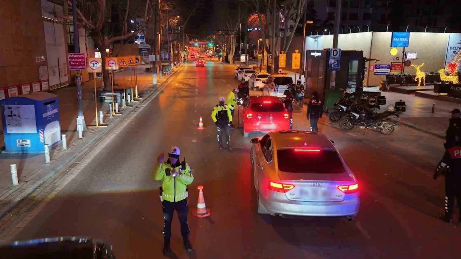 Bağdat Caddesi&rsquo;nde trafik uygulaması: 400 bin lira ceza
