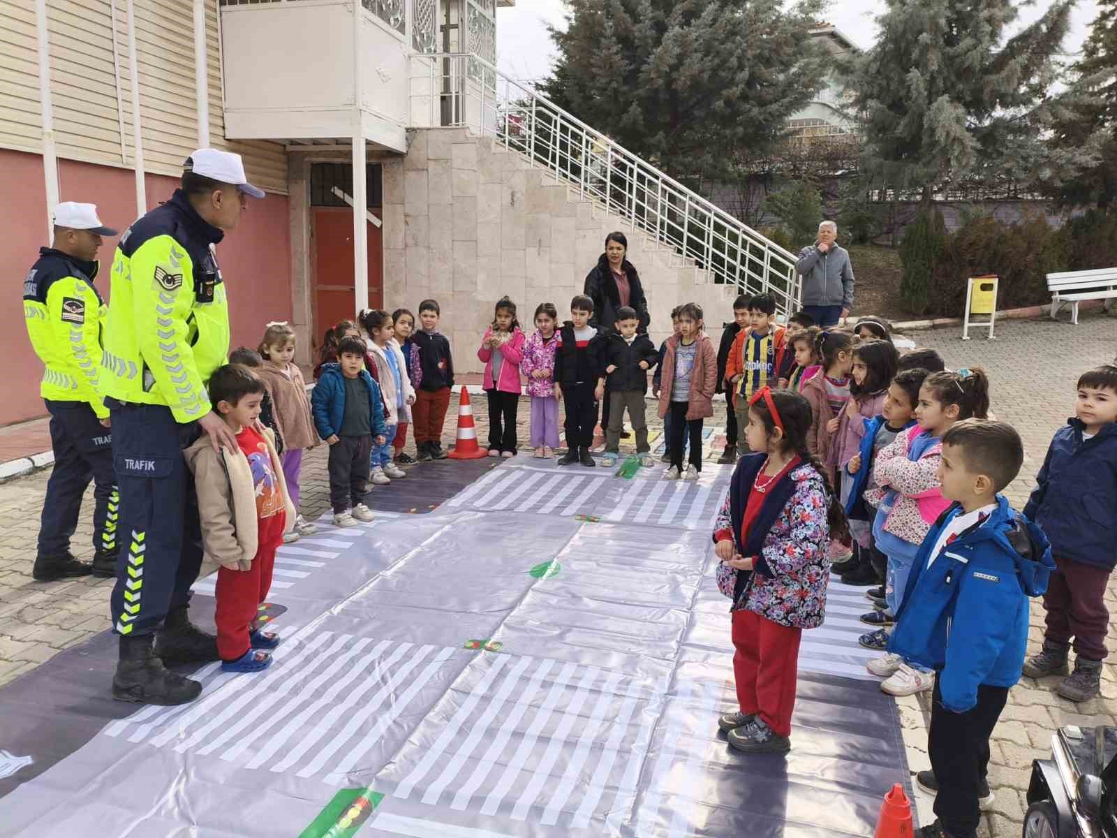 Jandarmadan &ouml;ğrencilere trafik eğitimi
