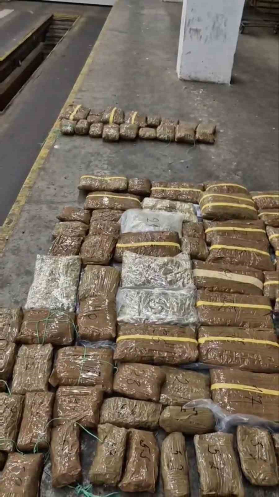 T&uuml;rkiye&rsquo;ye sokulmak istenen 45 kilo 760 gram esra sınırda yakalandı
