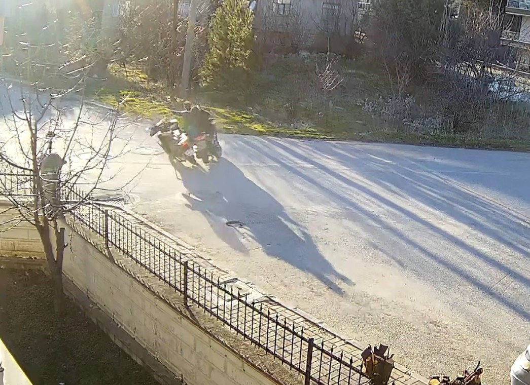 Görenleri düşündüren motosiklet kazası güvenlik kamerasında
