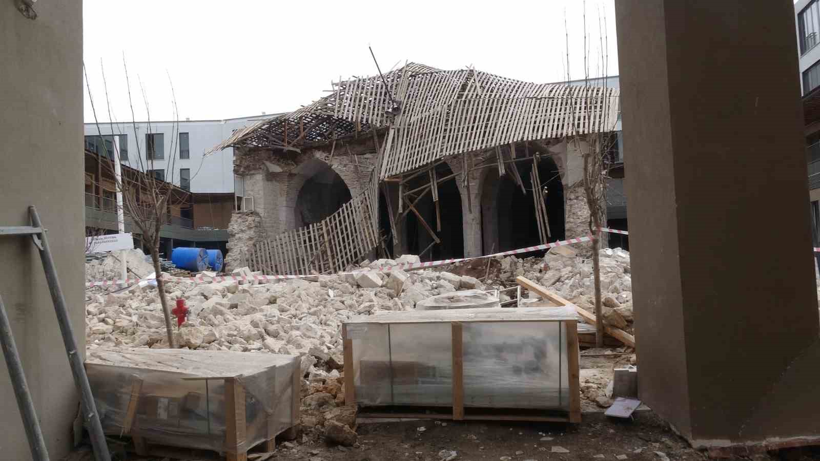 Malatya&rsquo;da restorasyondaki caminin duvarında g&ouml;&ccedil;&uuml;k meydana geldi: 1 yaralı
