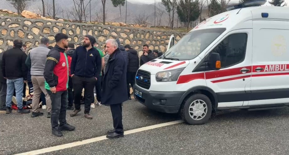 Batman&rsquo;da s&uuml;r&uuml;c&uuml;s&uuml;n&uuml;n kontrol&uuml;nden &ccedil;ıkan otomobil takla atıp alev aldı
