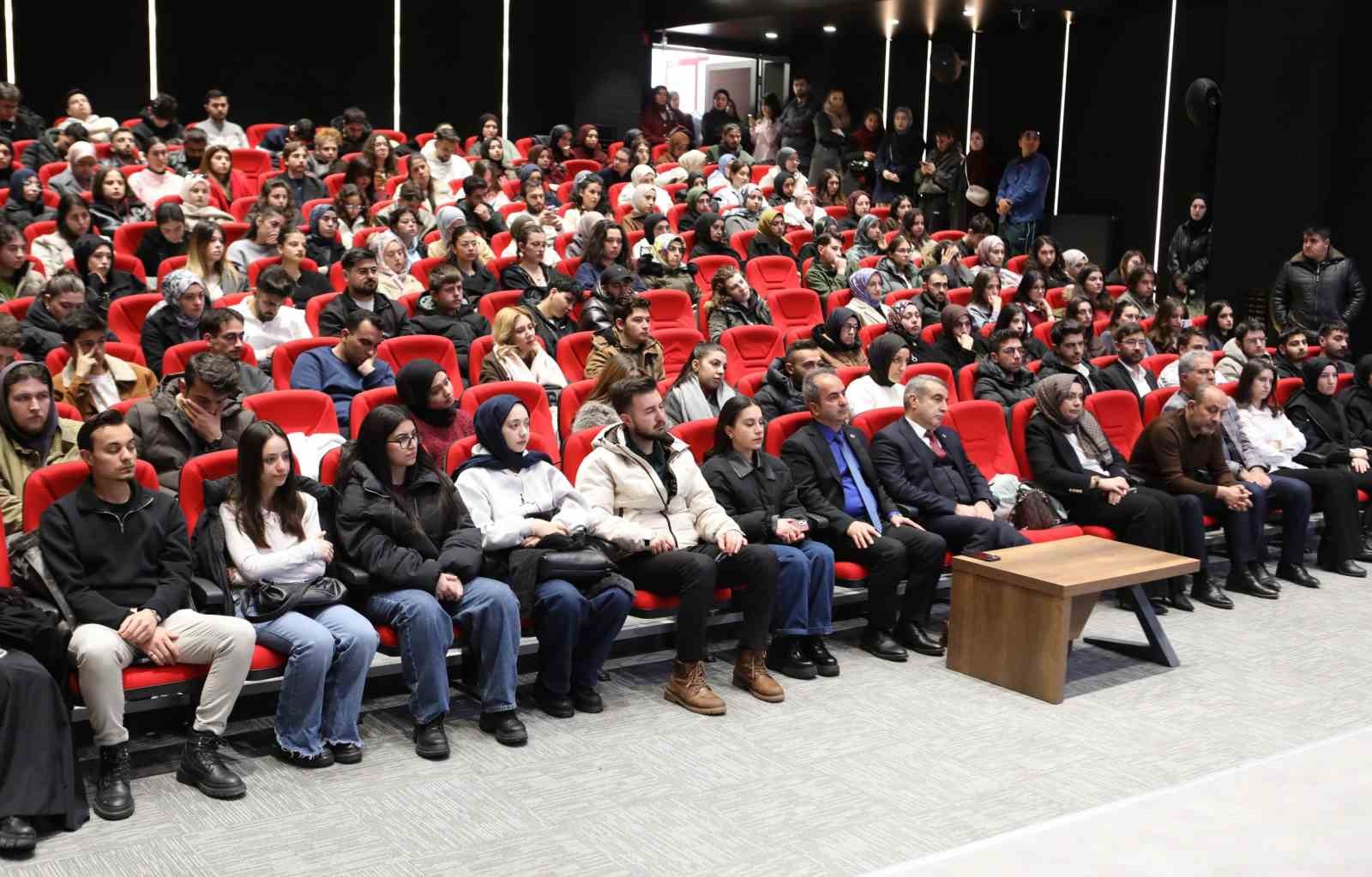 Gazeteci G&ouml;ks&uuml; &Ouml;ng&ouml;ren &Ouml;zg&uuml;r, Atat&uuml;rk &Uuml;niversitesinde &ouml;ğrencilerle buluştu
