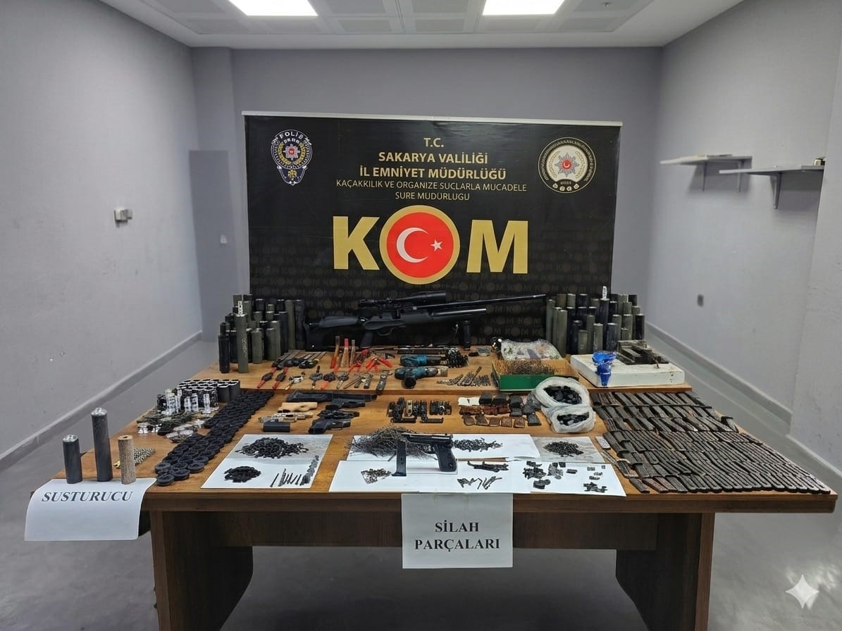 Ev, DEAŞ bağlantılı silah imalathanesi &ccedil;ıktı: Kokain ve y&uuml;zlerce silah par&ccedil;ası yakalandı
