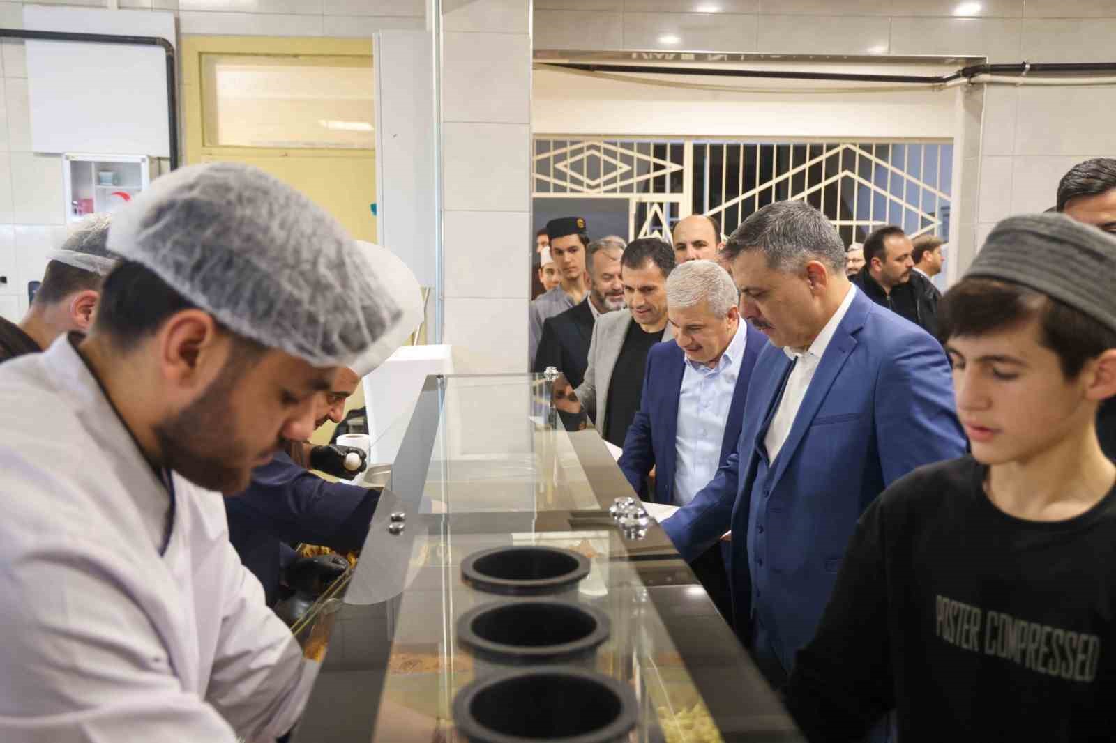 İ&ccedil;işleri Bakanı Mustafa &Ccedil;ift&ccedil;i, Kur&rsquo;an kursu &ouml;ğrencileriyle sahur yaptı
