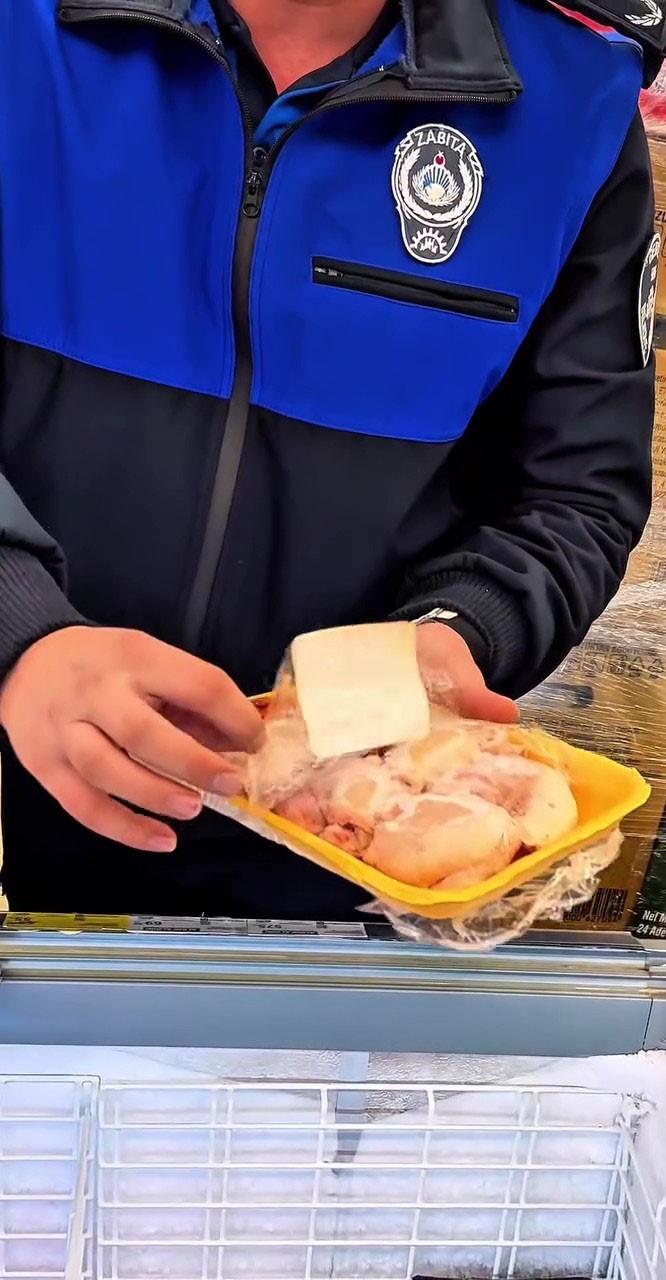 Market raflarında tarihi ge&ccedil;miş tavuk ve i&ccedil;ecek alarmı
