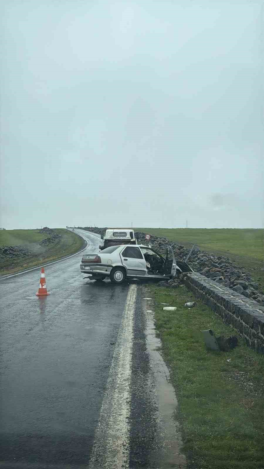 Siverek&rsquo;te otomobil k&ouml;pr&uuml; duvarına &ccedil;arptı: 5 yaralı
