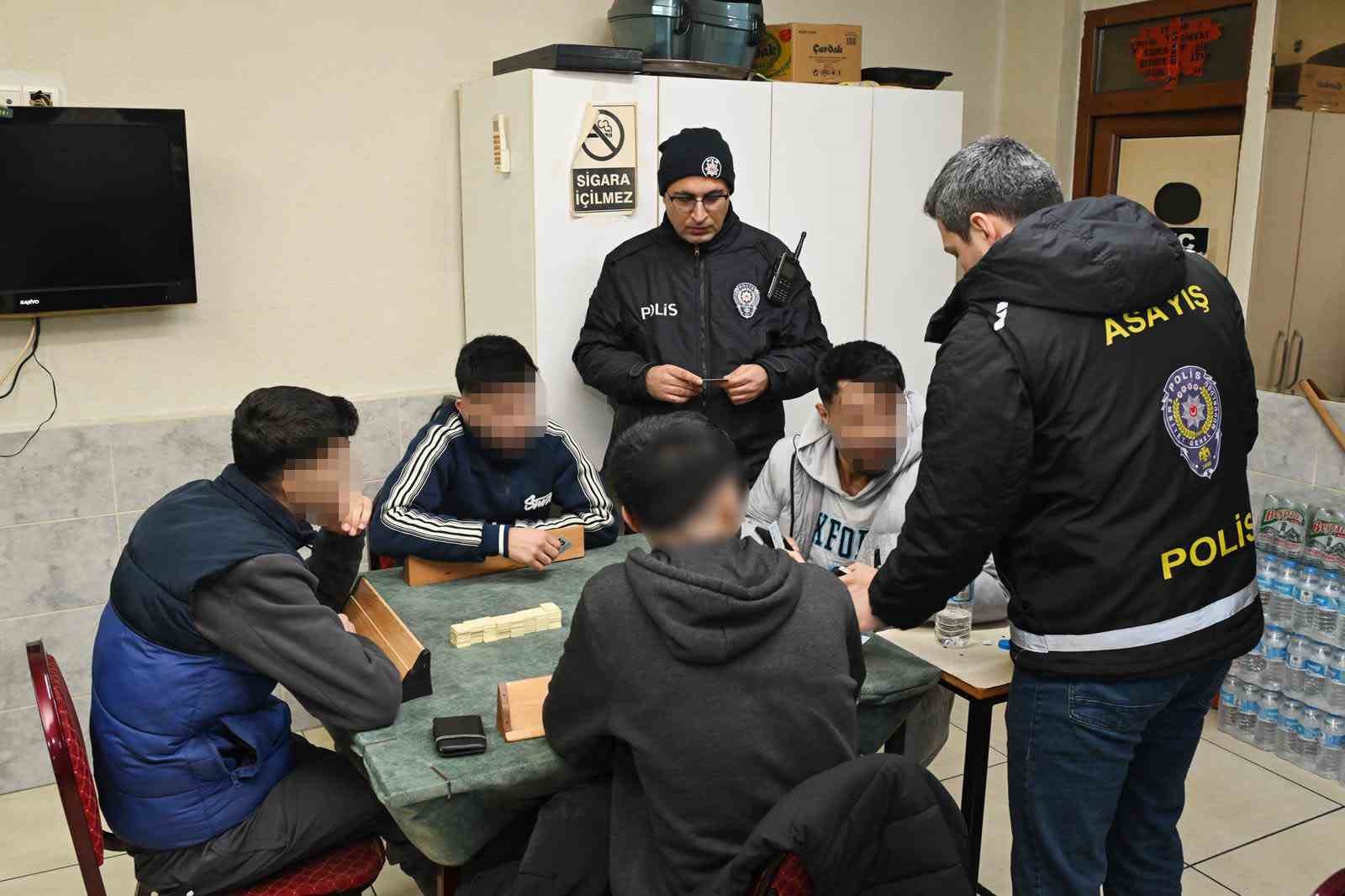 Dolandırıcılık su&ccedil;undan aranan 2 kişi kumar oynarken yakalandı
